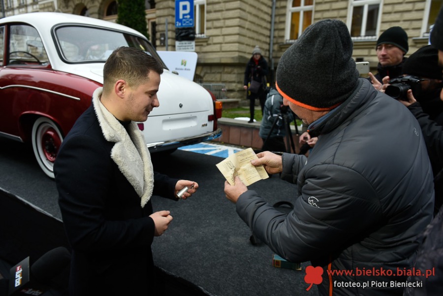 Syrenka Toma Hanksa stoi przed ratuszem. W blasku fleszy i w obiektywach kamer - foto