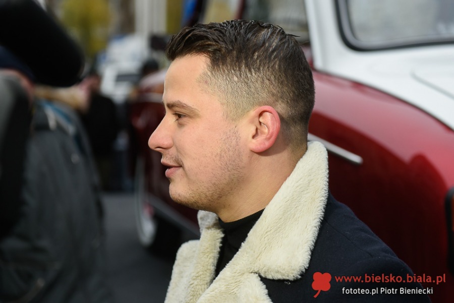 Syrenka Toma Hanksa stoi przed ratuszem. W blasku fleszy i w obiektywach kamer - foto
