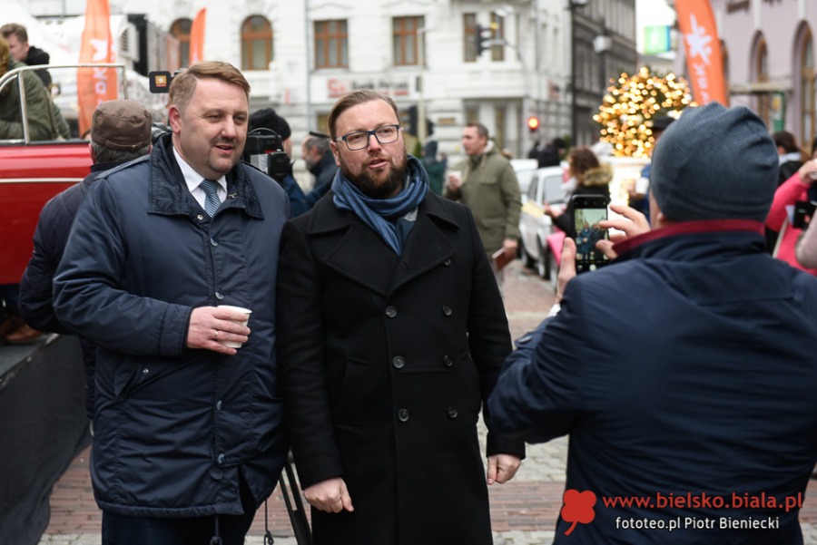 Syrenka Toma Hanksa stoi przed ratuszem. W blasku fleszy i w obiektywach kamer - foto