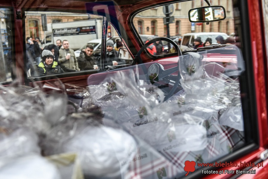 Syrenka Toma Hanksa stoi przed ratuszem. W blasku fleszy i w obiektywach kamer - foto