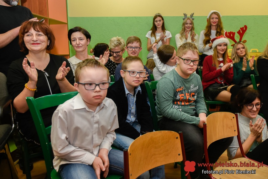 Zwróćcie uwagę na Magdę. Jaka z niej śliczna bestyjka! ZDJĘCIA