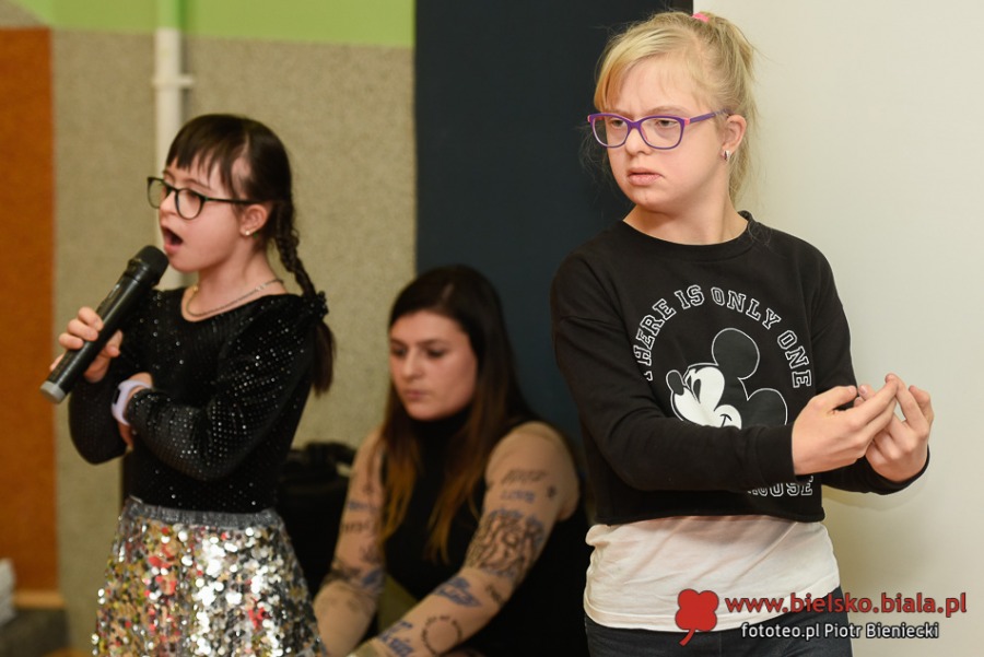 Zwróćcie uwagę na Magdę. Jaka z niej śliczna bestyjka! ZDJĘCIA