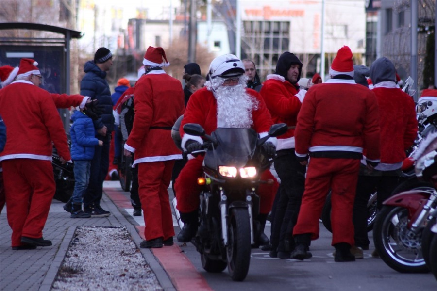 Motomikołaje na cichym wydechu. Przekazali dzieciom prezenty - foto