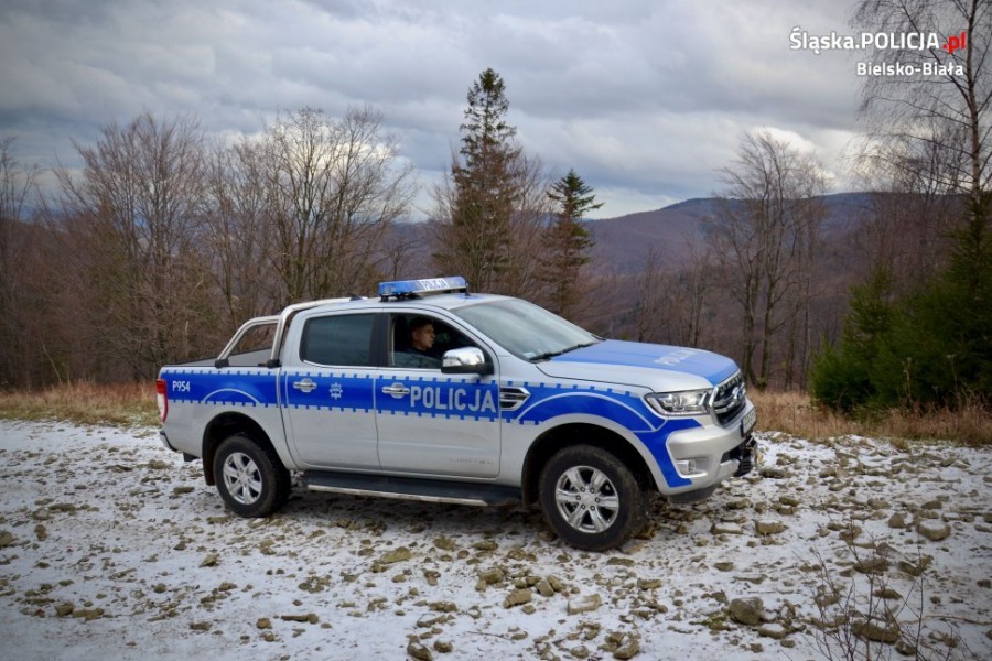 Policyjny ford ranger na górskich bezdrożach. Przeciw złodziejom choinek ZDJĘCIA