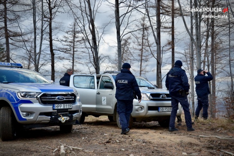 Policyjny ford ranger na górskich bezdrożach. Przeciw złodziejom choinek ZDJĘCIA