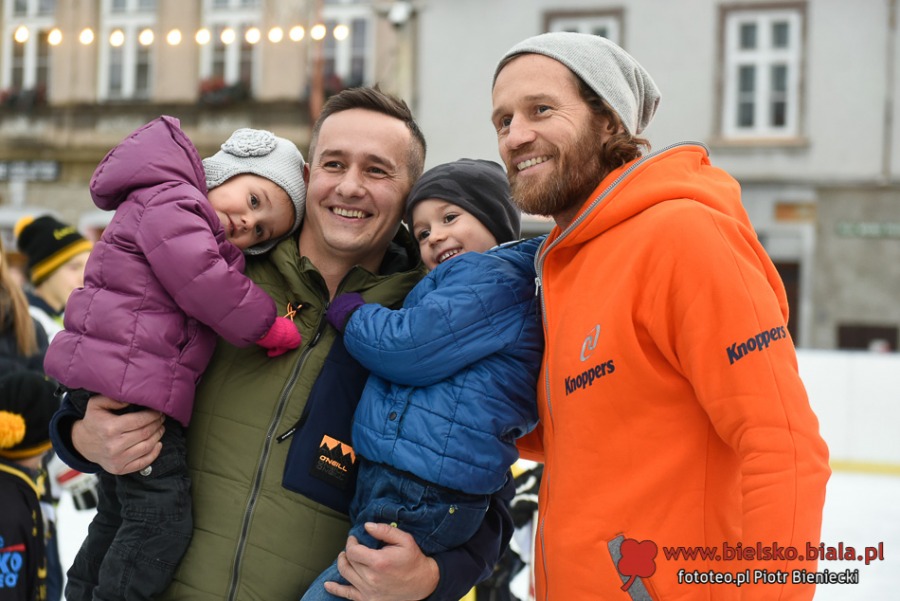 Gwiazdor NHL w Bielsku-Białej. Czarny dym nad placem Wojska Polskiego ZDJĘCIA