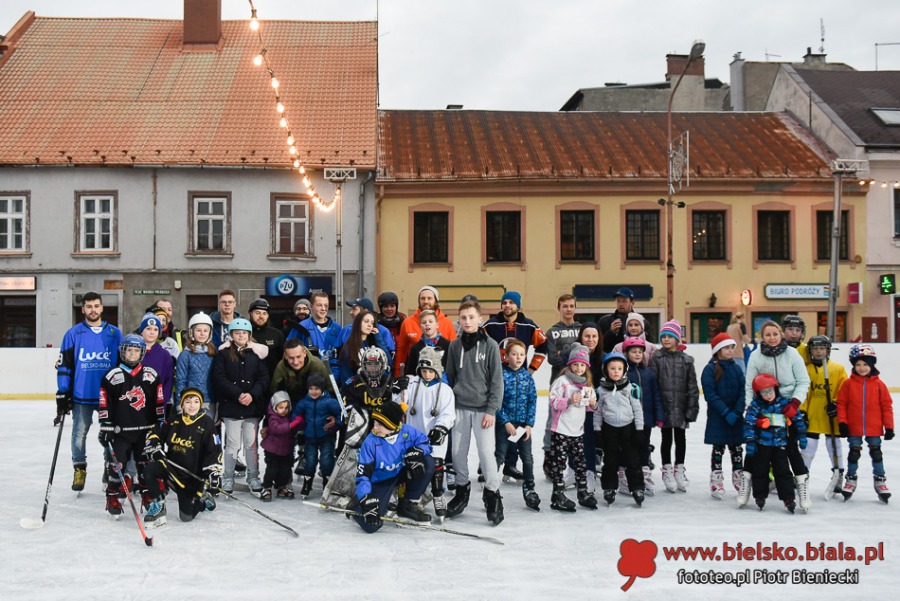 Gwiazdor NHL w Bielsku-Białej. Czarny dym nad placem Wojska Polskiego ZDJĘCIA