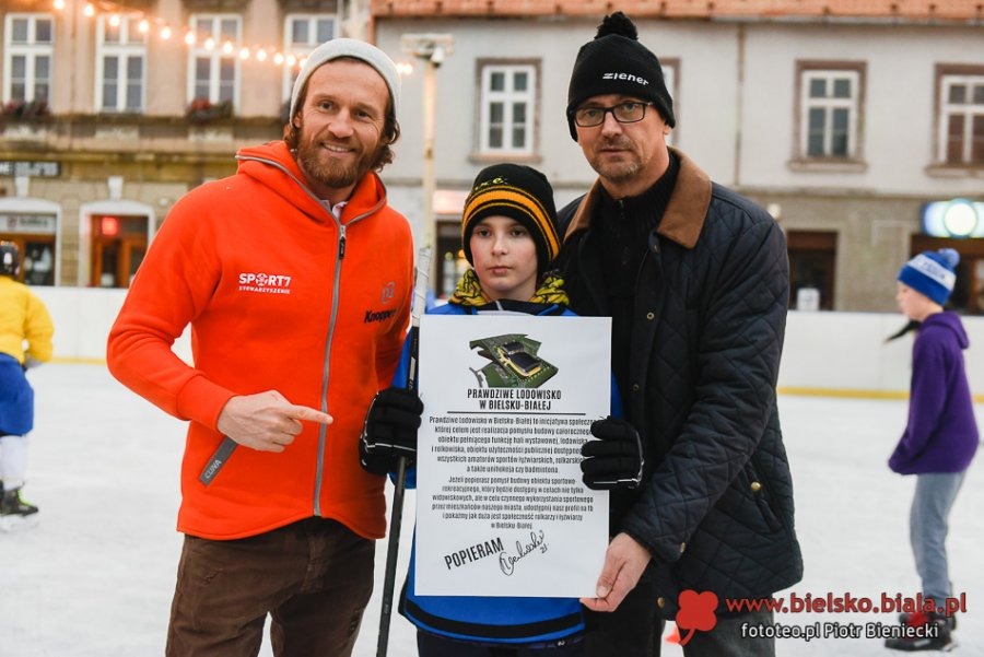 Gwiazdor NHL w Bielsku-Białej. Czarny dym nad placem Wojska Polskiego ZDJĘCIA