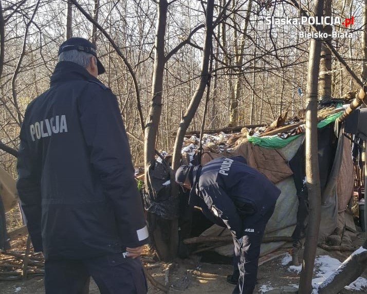 Mieszkał w szałasie. Policjanci pomogli bezdomnemu stanąć na nogi - foto