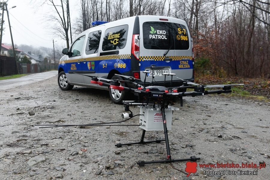 Dron znów kontroluje. Rośnie liczba skarg na kopcących sąsiadów ZDJĘCIA