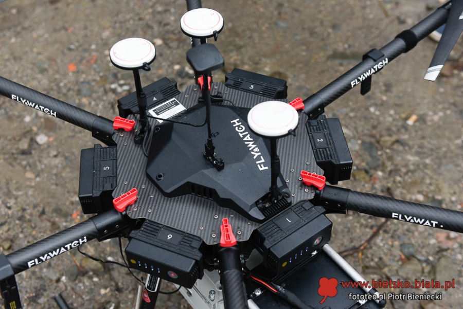 Dron znów kontroluje. Rośnie liczba skarg na kopcących sąsiadów ZDJĘCIA