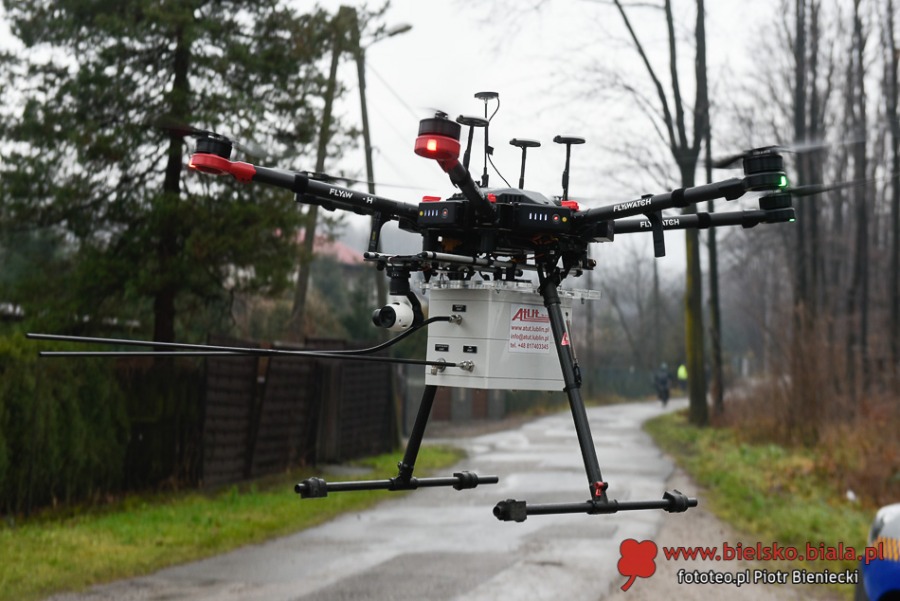 Dron znów kontroluje. Rośnie liczba skarg na kopcących sąsiadów ZDJĘCIA