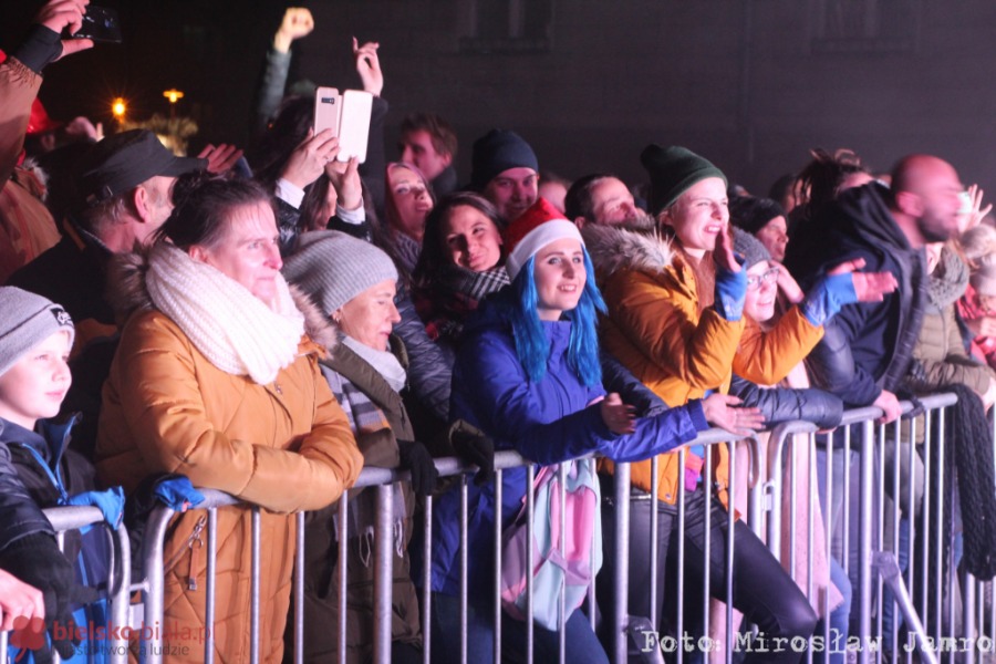 Sylwester pod chmurką. Tak witaliśmy Nowy Rok przed ratuszem - foto i film