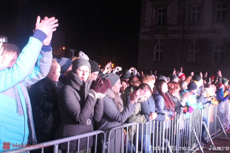 Sylwester pod chmurką. Tak witaliśmy Nowy Rok przed ratuszem - foto i film
