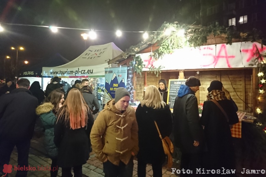 Sylwester pod chmurką. Tak witaliśmy Nowy Rok przed ratuszem - foto i film