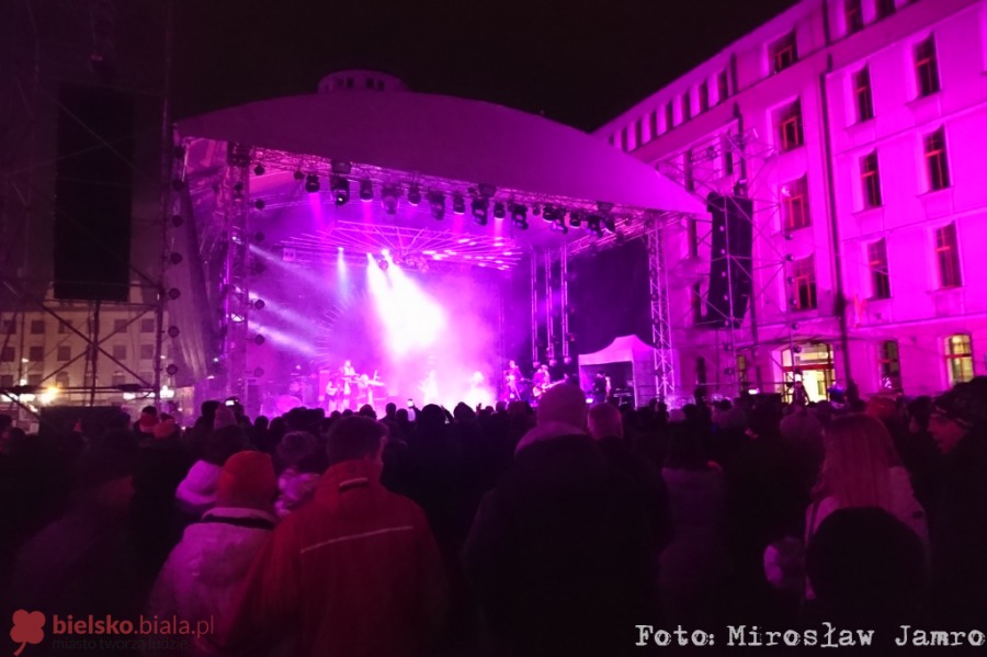 Sylwester pod chmurką. Tak witaliśmy Nowy Rok przed ratuszem - foto i film