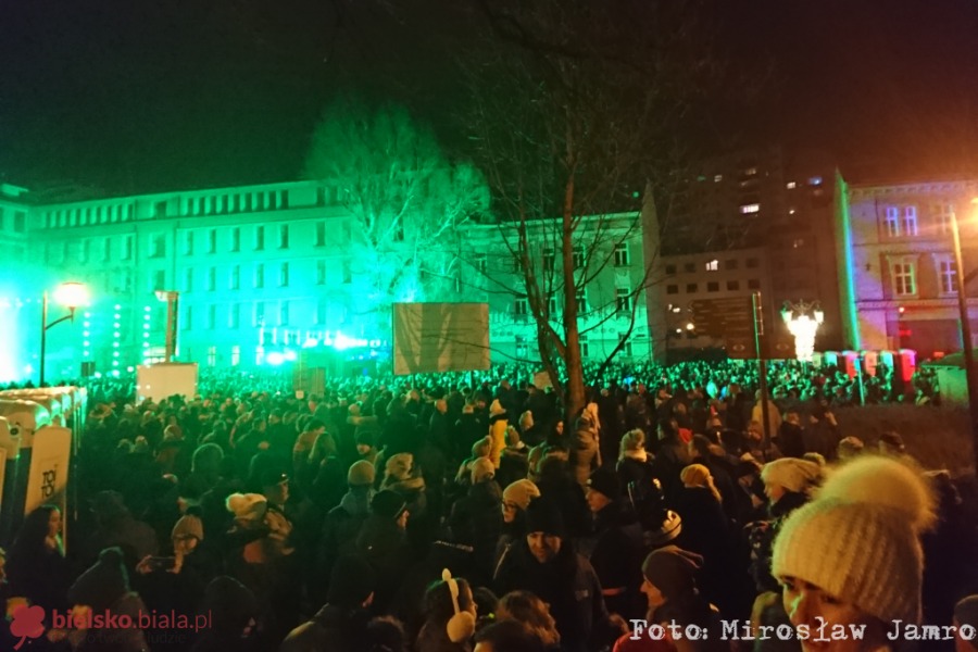 Sylwester pod chmurką. Tak witaliśmy Nowy Rok przed ratuszem - foto i film