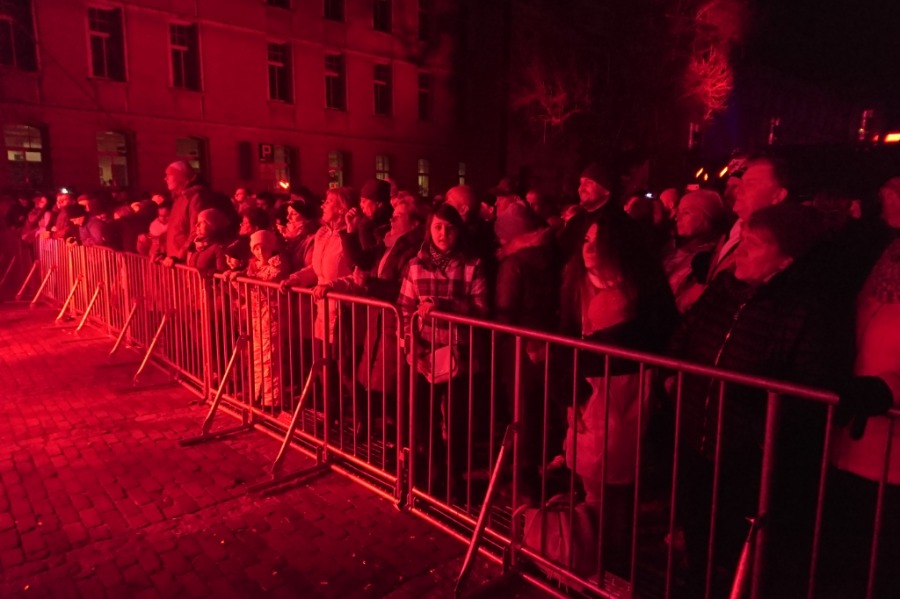 Sylwester pod chmurką. Tak witaliśmy Nowy Rok przed ratuszem - foto i film