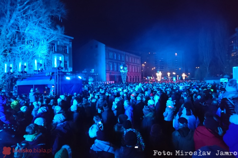 Sylwester pod chmurką. Tak witaliśmy Nowy Rok przed ratuszem - foto i film