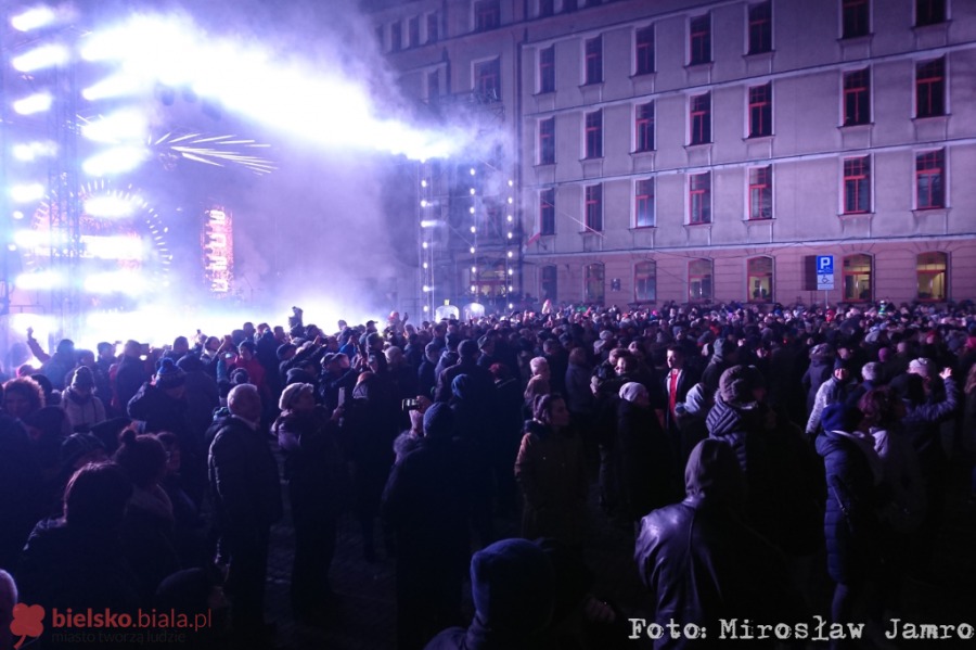 Sylwester pod chmurką. Tak witaliśmy Nowy Rok przed ratuszem - foto i film
