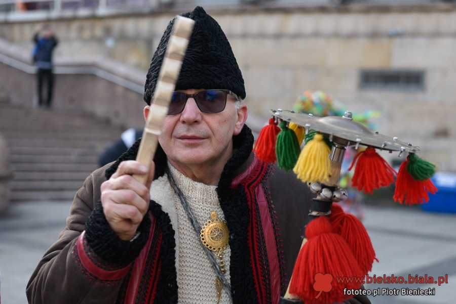 Strzelanie z bata na placu Chrobrego. Bielszczanie zachwyceni dziadami ZDJĘCIA