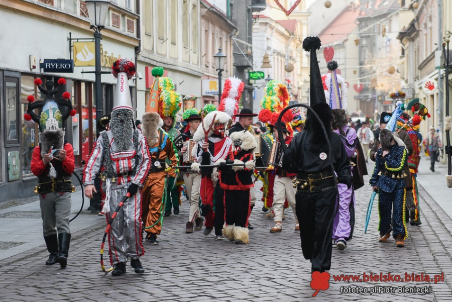 Strzelanie z bata na placu Chrobrego. Bielszczanie zachwyceni dziadami ZDJĘCIA