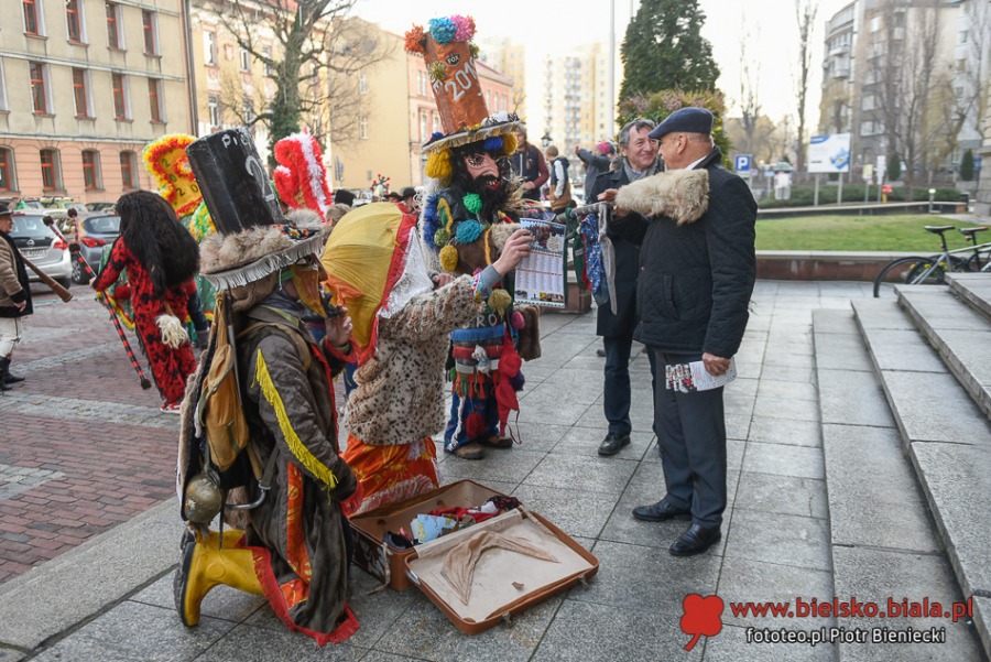 Strzelanie z bata na placu Chrobrego. Bielszczanie zachwyceni dziadami ZDJĘCIA