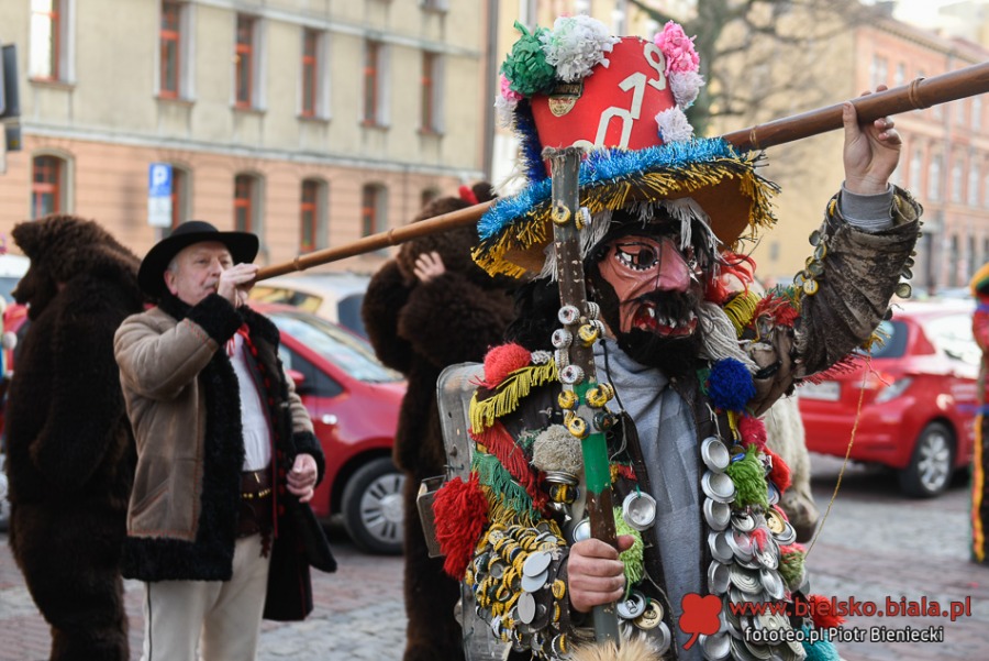 Strzelanie z bata na placu Chrobrego. Bielszczanie zachwyceni dziadami ZDJĘCIA