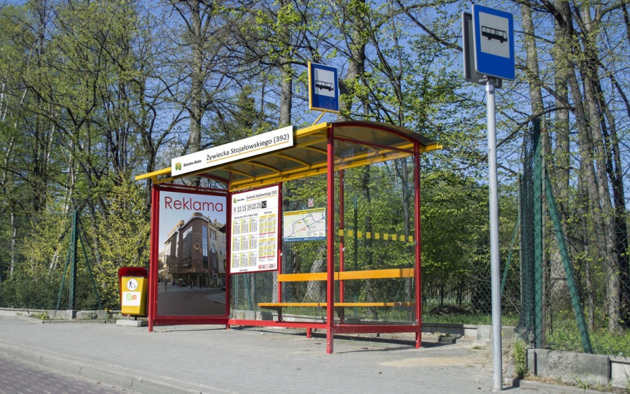MZD ujednolica wiaty przystankowe. Piaskowo-brązowe lub czerwono-żółte