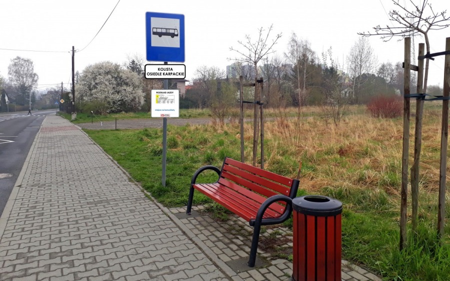 MZD ujednolica wiaty przystankowe. Piaskowo-brązowe lub czerwono-żółte