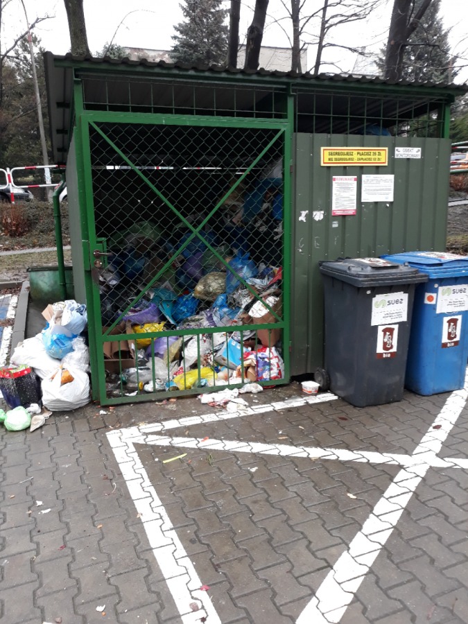 Nieodebrane śmieci zalegają na śmietnikach! Kubły są przepełnione - foto