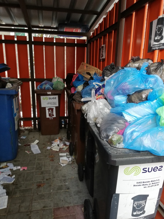 Nieodebrane śmieci zalegają na śmietnikach! Kubły są przepełnione - foto