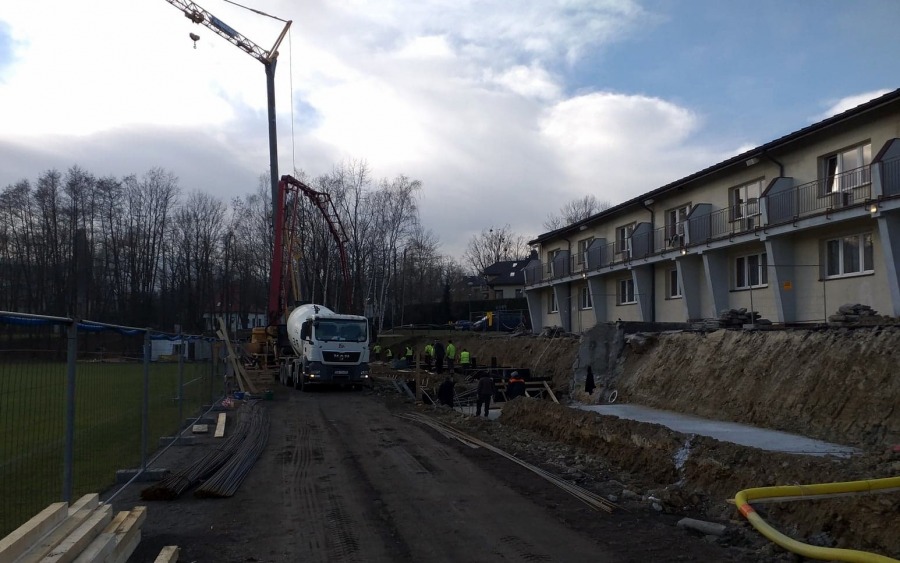 Leją beton w Cygańskim Lesie. Nowa trybuna przed startem rundy - foto