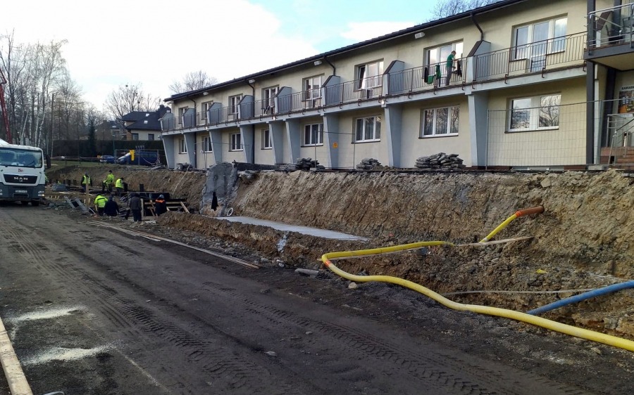 Leją beton w Cygańskim Lesie. Nowa trybuna przed startem rundy - foto