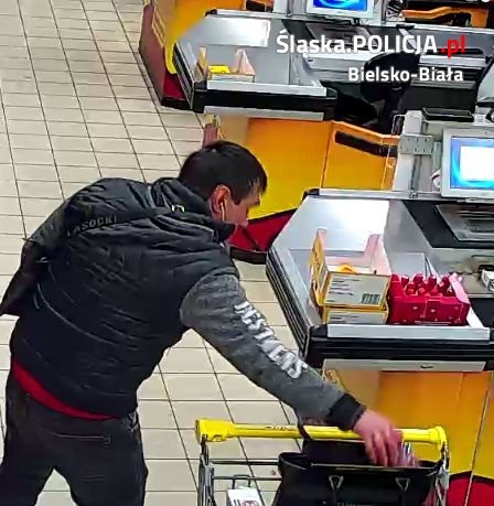 Złodziej kieszonkowy w Biedronce. Policja publikuje zdjęcia z monitoringu