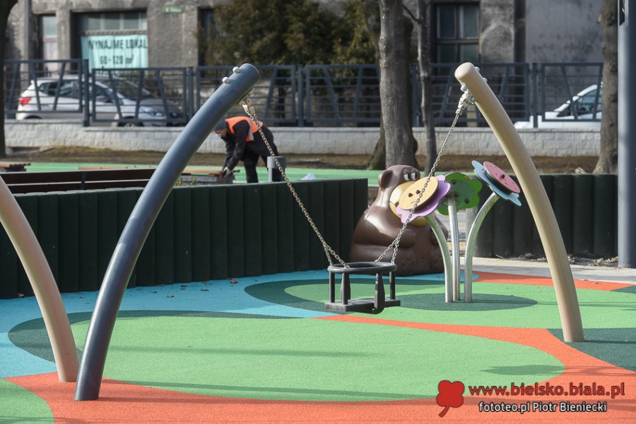 Park zmienił się nie do poznania. Kontrowersyjna inwestycja w centrum ZDJĘCIA