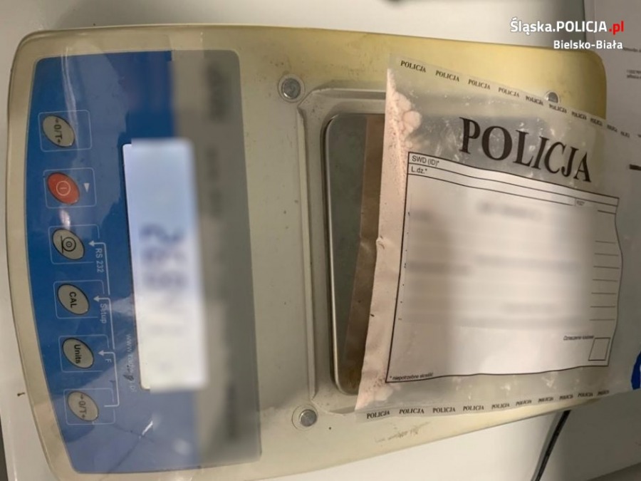Rewizja przy Spółdzielców. Lokatorka próbowała odebrać policjantom narkotyki - foto