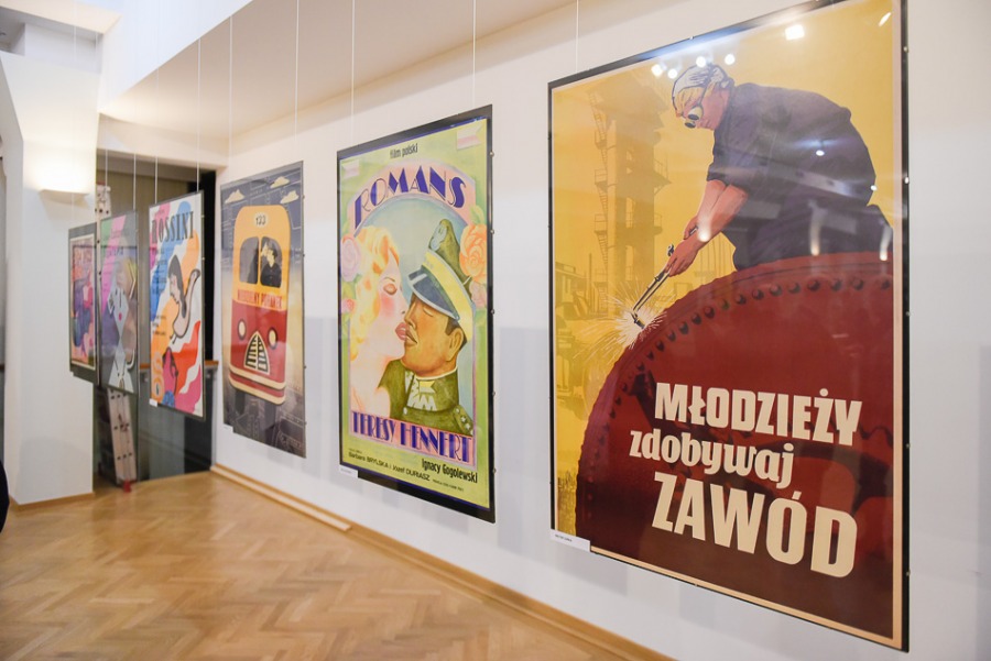 Bez banalnych zdjęć aktorów. Jest też propaganda w starym stylu - foto