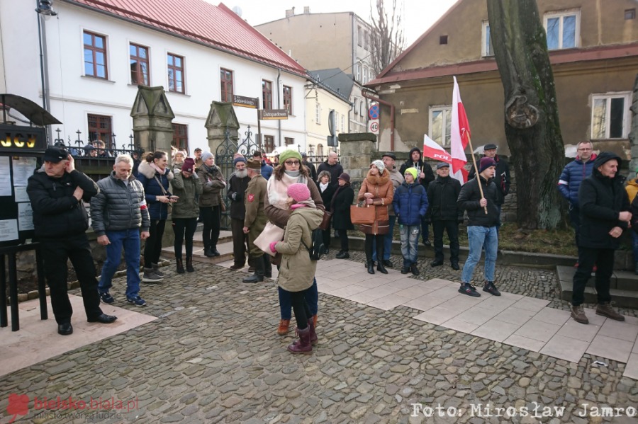 Oddali hołd polskim bohaterom. Znanych postaci zabrakło - foto i film