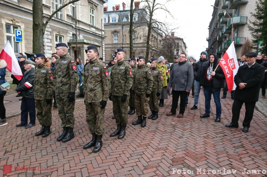 Oddali hołd polskim bohaterom. Znanych postaci zabrakło - foto i film