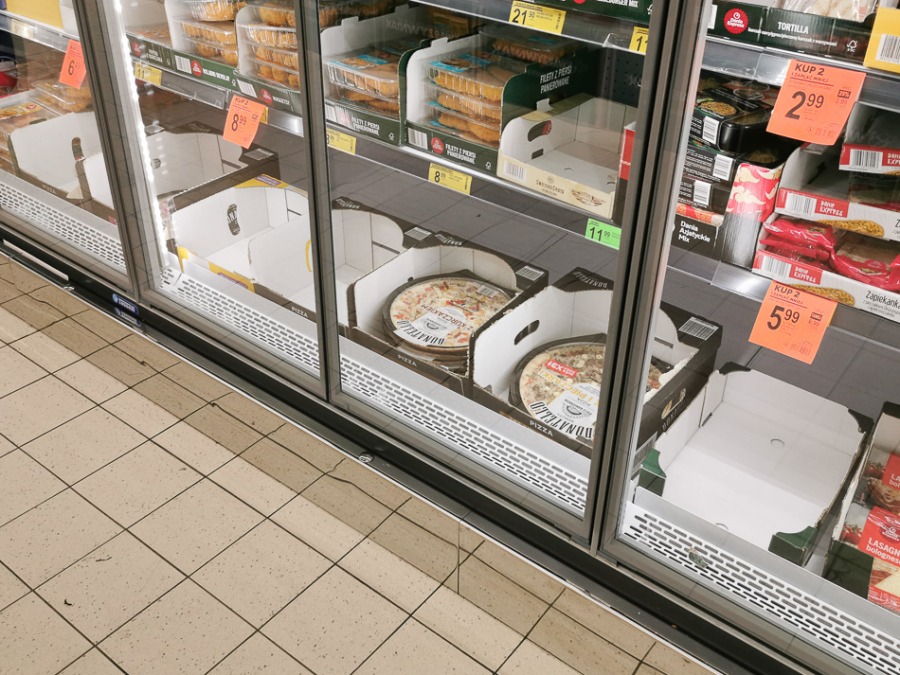 W sklepach strach przed koronawirusem. Większe zakupy na zapas - foto