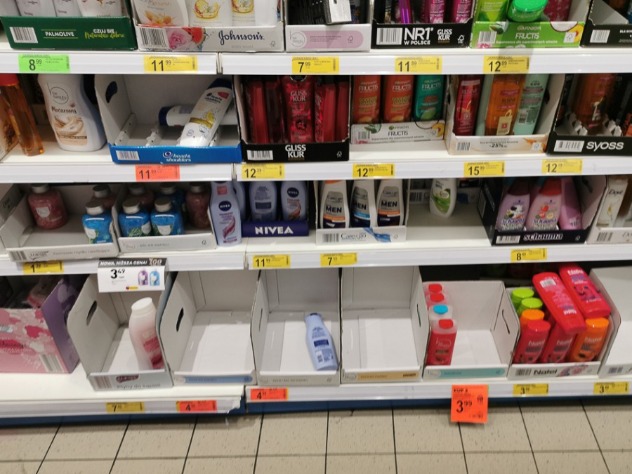 W sklepach strach przed koronawirusem. Większe zakupy na zapas - foto