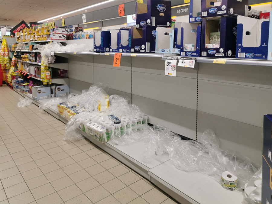 W sklepach strach przed koronawirusem. Większe zakupy na zapas - foto