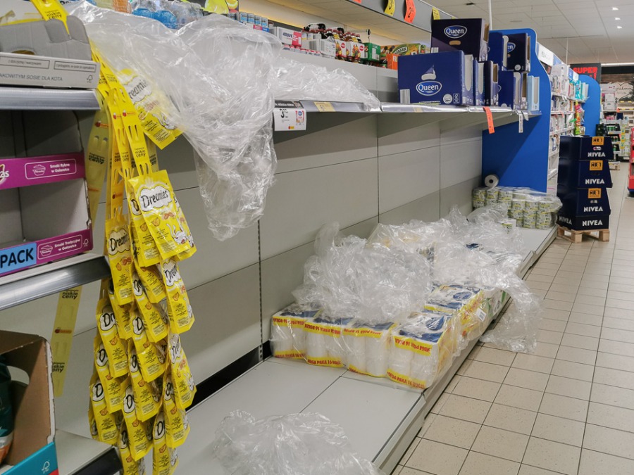 W sklepach strach przed koronawirusem. Większe zakupy na zapas - foto