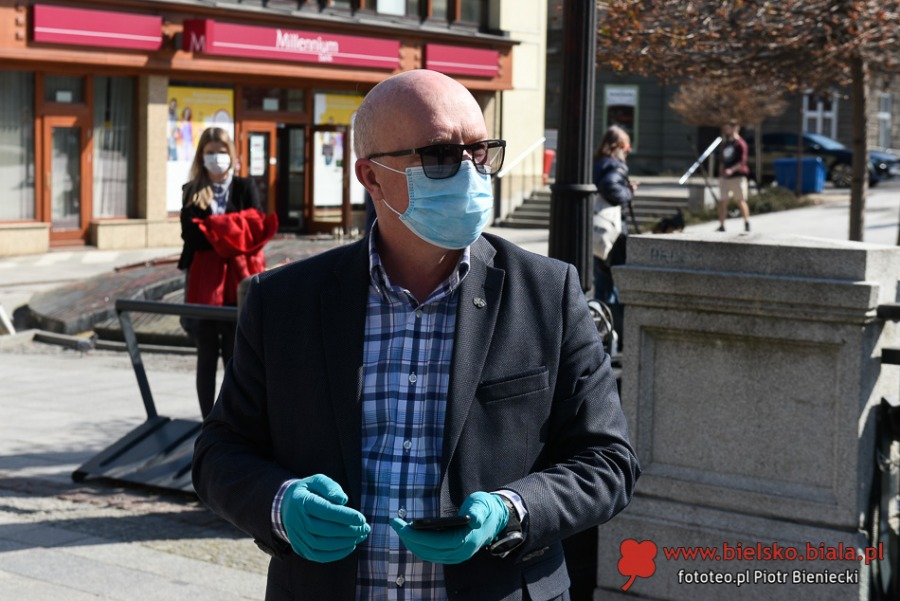 Maskomat na moście na Białej. Tam otrzymasz maseczkę na wirusa - foto