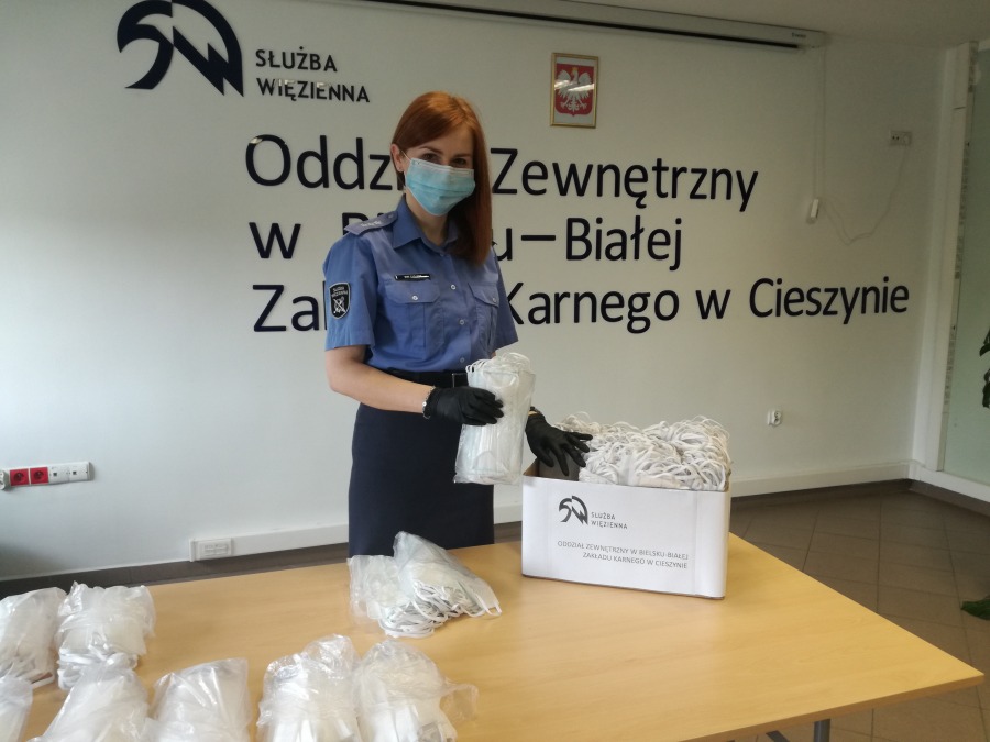 Szyją maseczki na zajęciach kulturalno-oświatowych. Zdjęcia z więzienia - foto