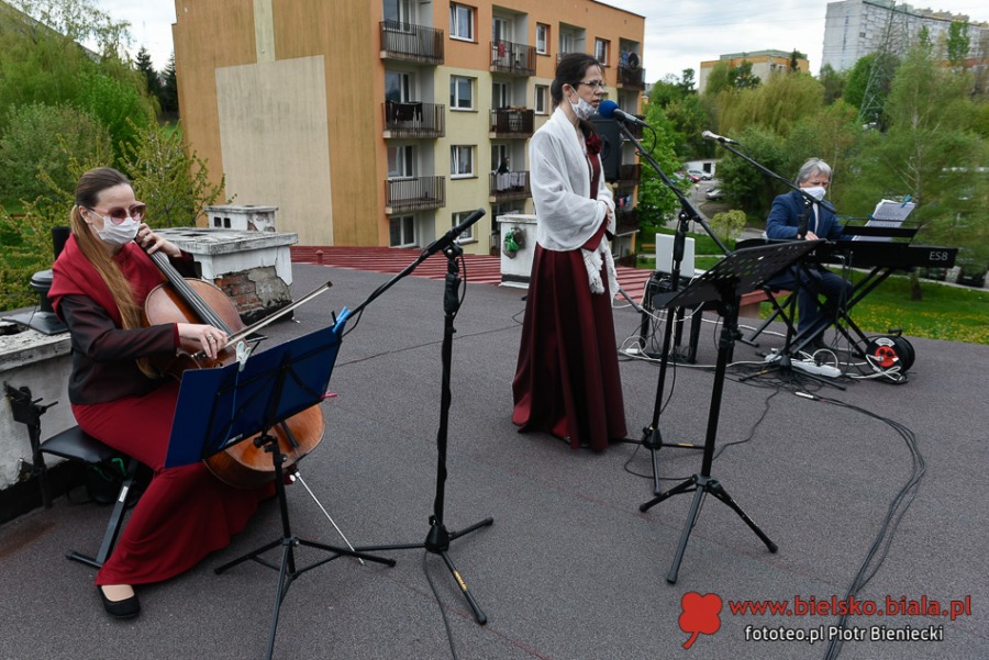 Brawa z okien. Weszli na dach, aby śpiewać dla sąsiadów ZDJĘCIA