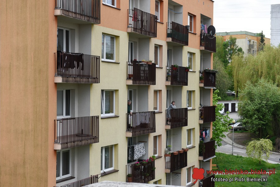 Brawa z okien. Weszli na dach, aby śpiewać dla sąsiadów ZDJĘCIA