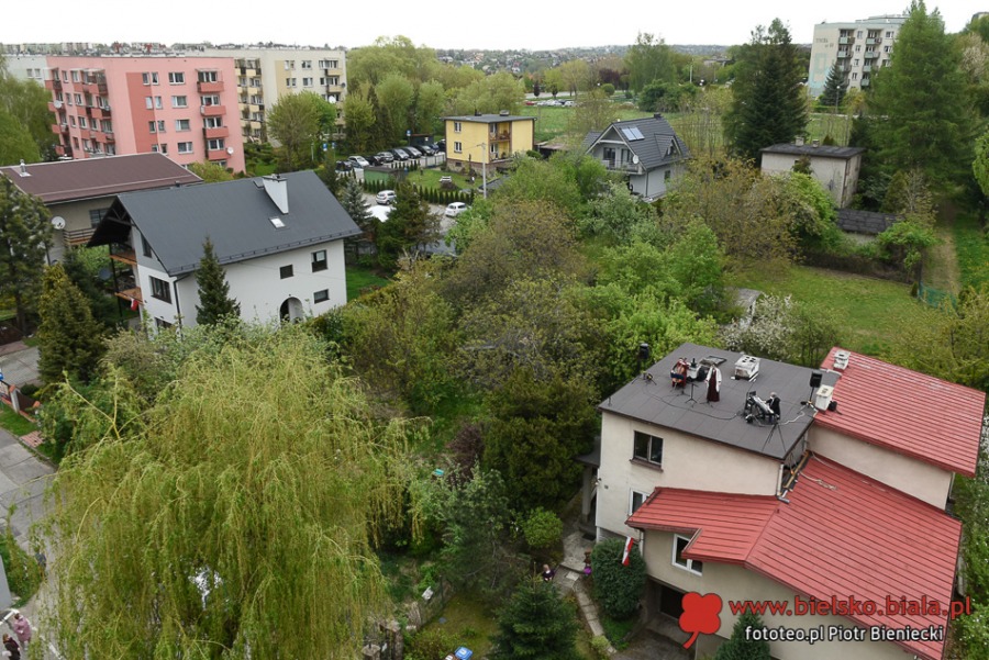 Brawa z okien. Weszli na dach, aby śpiewać dla sąsiadów ZDJĘCIA