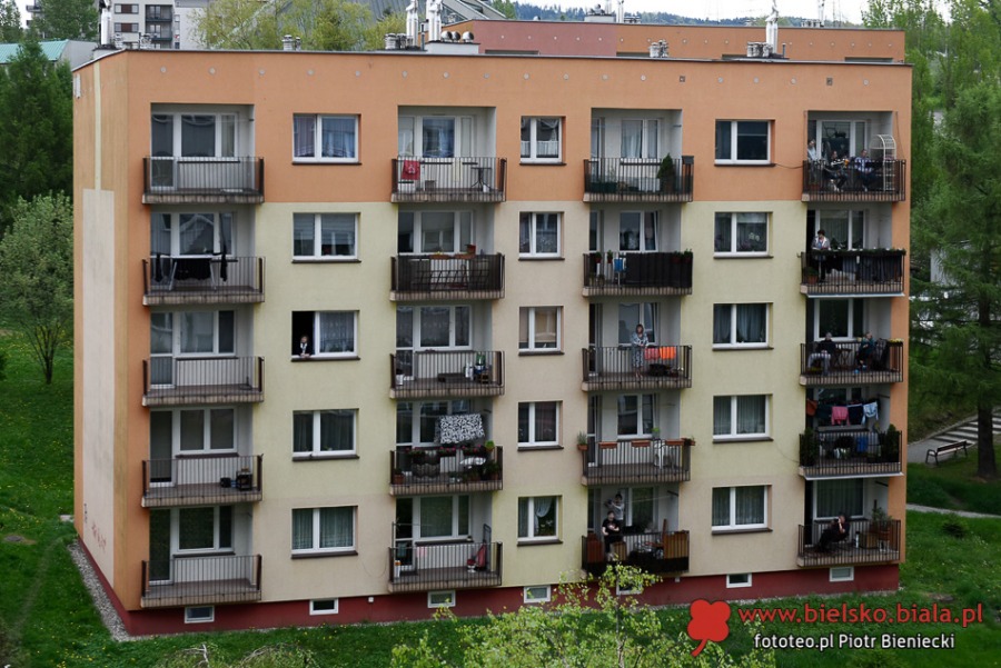 Brawa z okien. Weszli na dach, aby śpiewać dla sąsiadów ZDJĘCIA